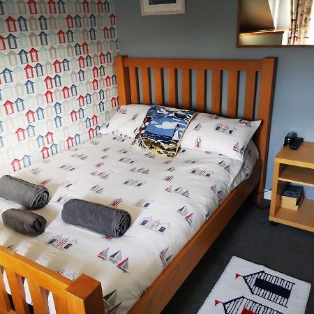 The Hut Wales - A Sea Front Inn Holyhead Ngoại thất bức ảnh