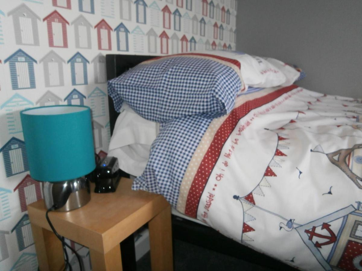 The Hut Wales - A Sea Front Inn Holyhead Ngoại thất bức ảnh