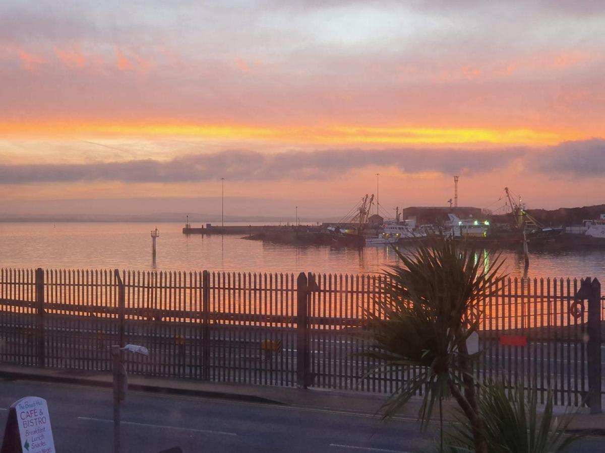 The Hut Wales - A Sea Front Inn Holyhead Ngoại thất bức ảnh