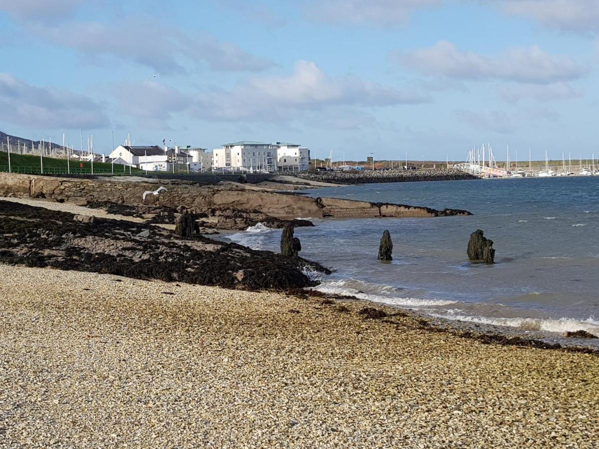The Hut Wales - A Sea Front Inn Holyhead Ngoại thất bức ảnh