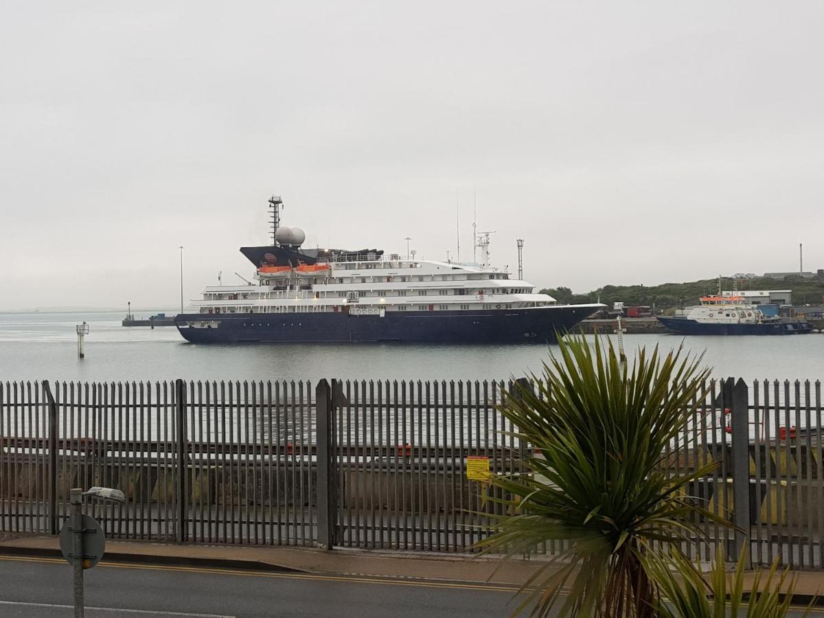The Hut Wales - A Sea Front Inn Holyhead Ngoại thất bức ảnh