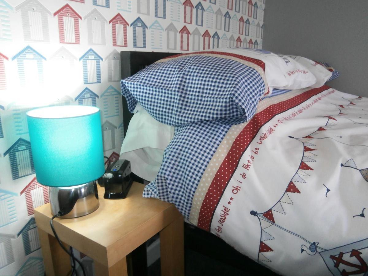 The Hut Wales - A Sea Front Inn Holyhead Ngoại thất bức ảnh