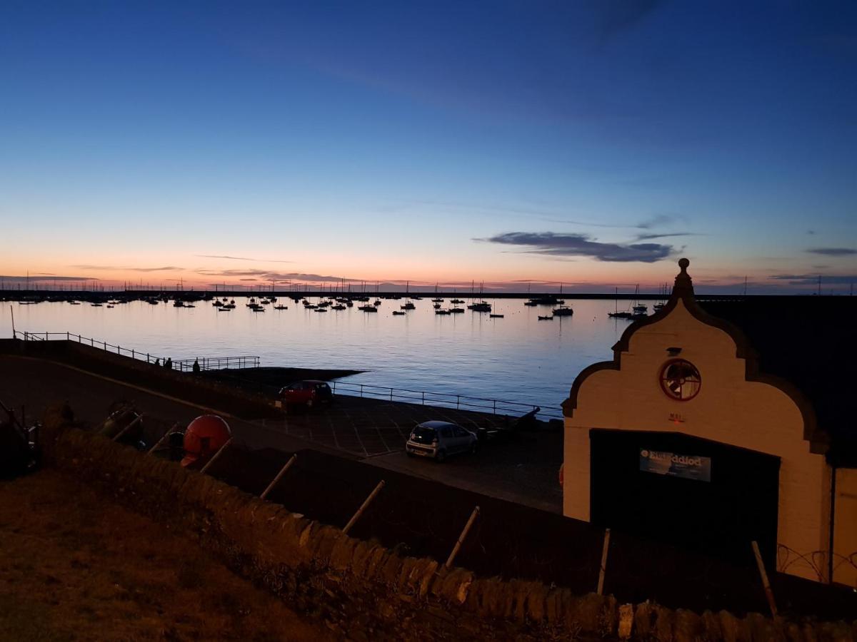 The Hut Wales - A Sea Front Inn Holyhead Ngoại thất bức ảnh