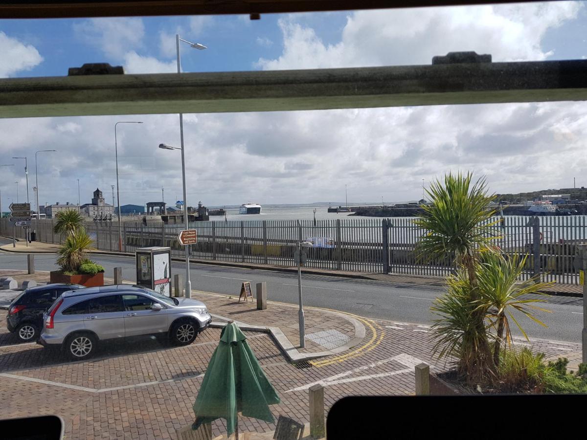 The Hut Wales - A Sea Front Inn Holyhead Ngoại thất bức ảnh