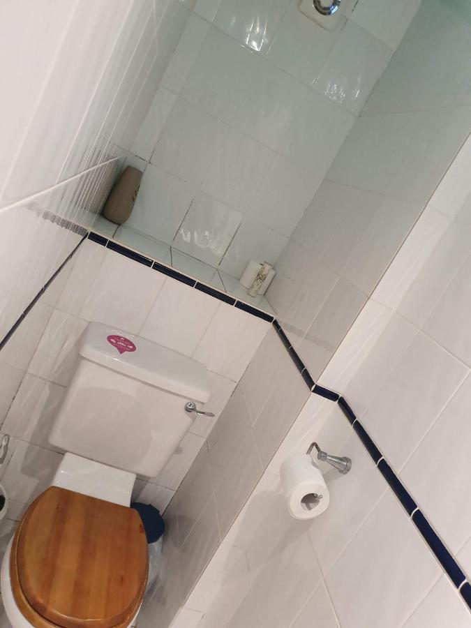 The Hut Wales - A Sea Front Inn Holyhead Ngoại thất bức ảnh