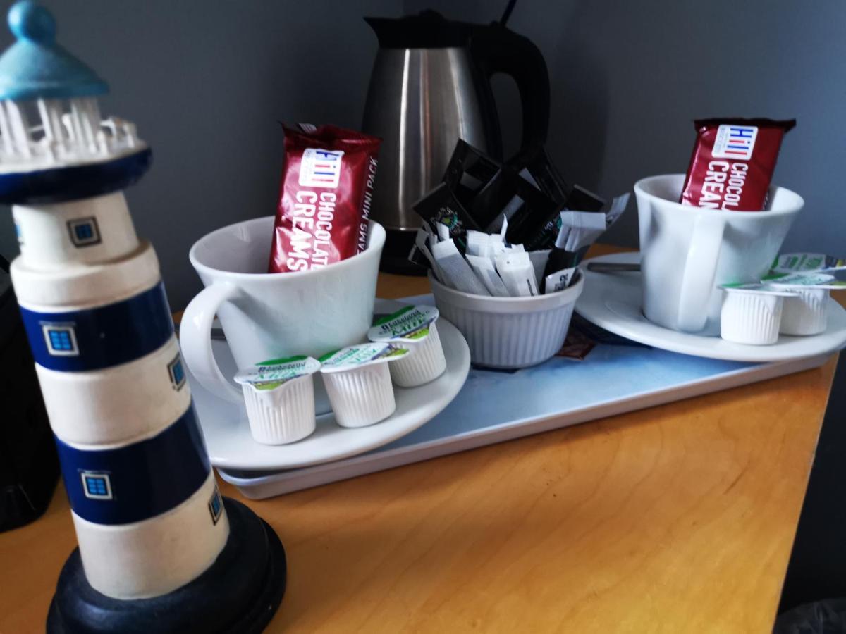 The Hut Wales - A Sea Front Inn Holyhead Ngoại thất bức ảnh
