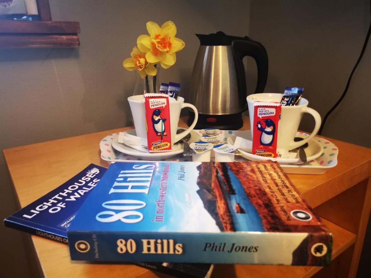 The Hut Wales - A Sea Front Inn Holyhead Ngoại thất bức ảnh