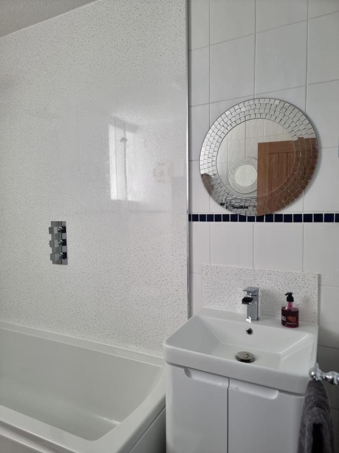 The Hut Wales - A Sea Front Inn Holyhead Ngoại thất bức ảnh