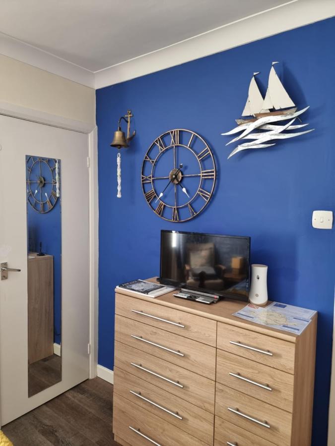 The Hut Wales - A Sea Front Inn Holyhead Ngoại thất bức ảnh