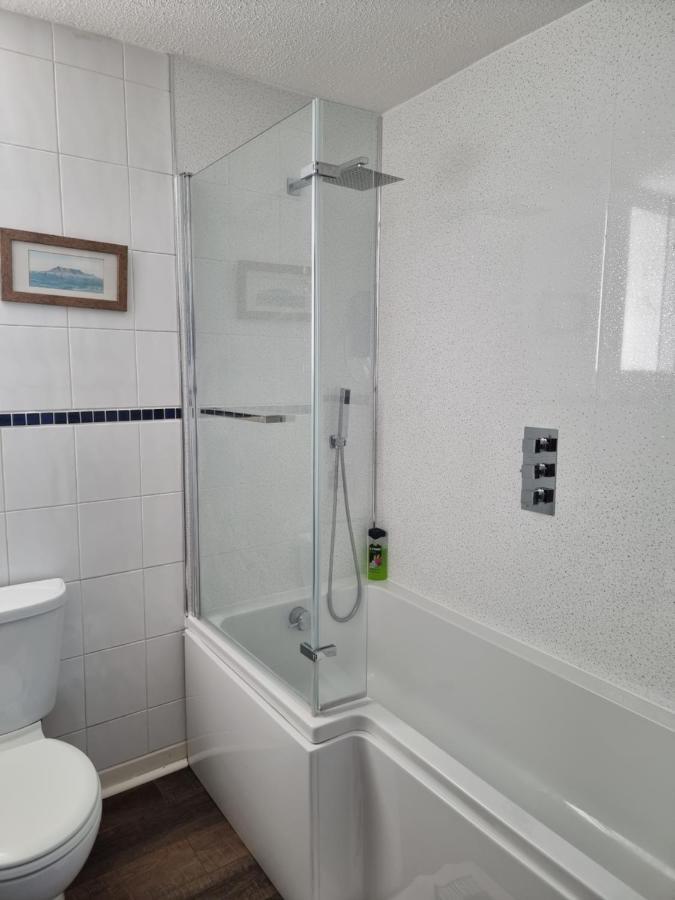 The Hut Wales - A Sea Front Inn Holyhead Ngoại thất bức ảnh