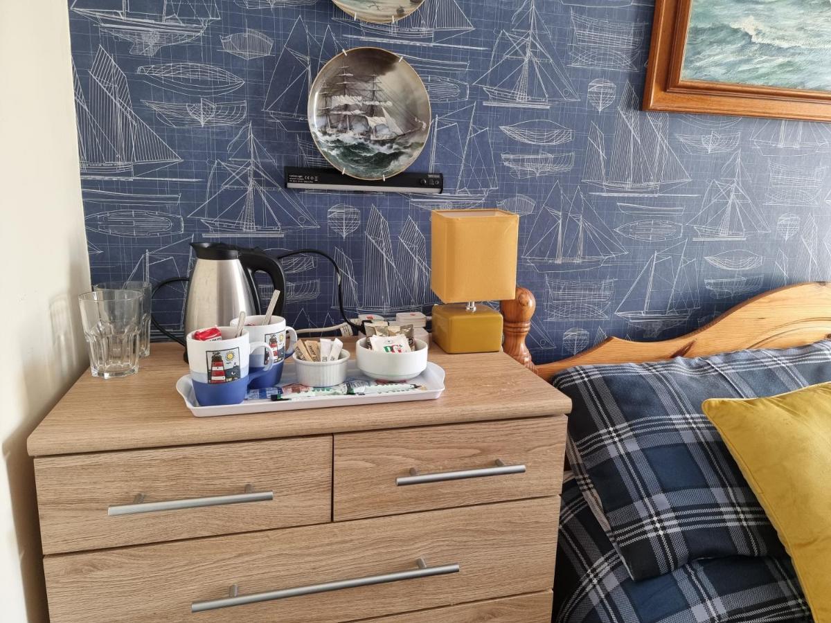 The Hut Wales - A Sea Front Inn Holyhead Ngoại thất bức ảnh