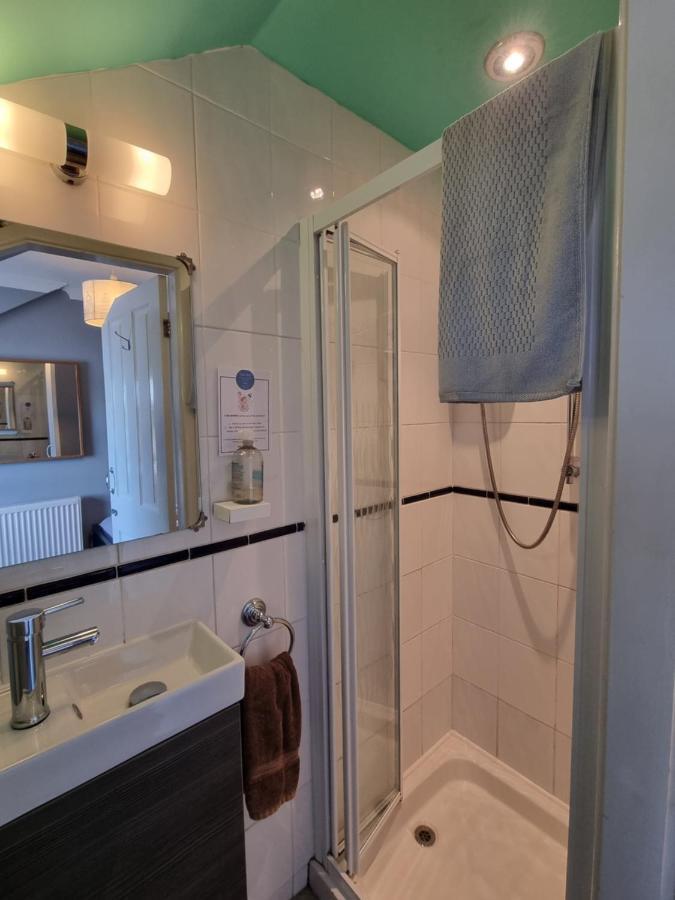 The Hut Wales - A Sea Front Inn Holyhead Ngoại thất bức ảnh