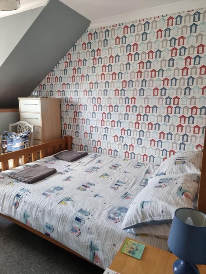 The Hut Wales - A Sea Front Inn Holyhead Ngoại thất bức ảnh