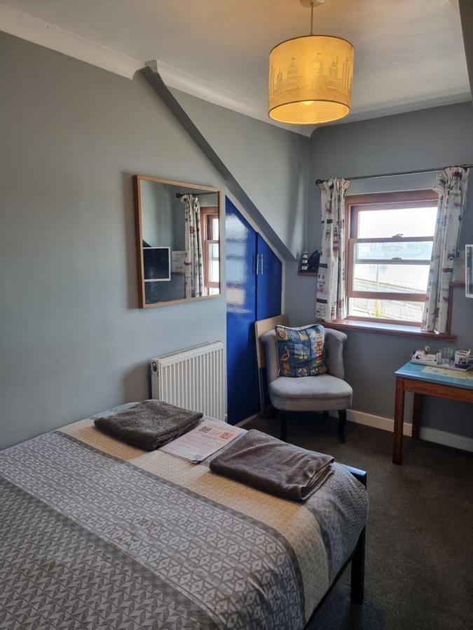 The Hut Wales - A Sea Front Inn Holyhead Ngoại thất bức ảnh